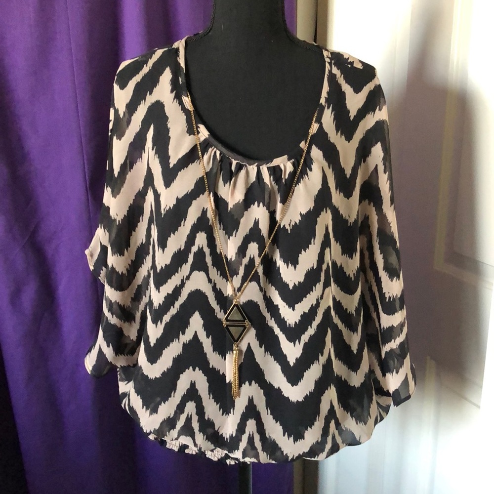 Blouse with detachable necklace